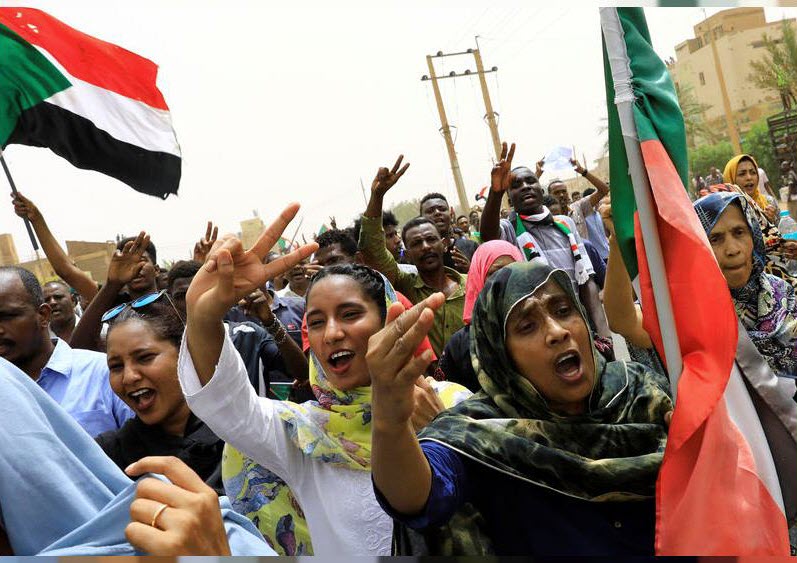 عشرات الآلاف يطالبون بتسليم الحكم للمدنيين في السودان